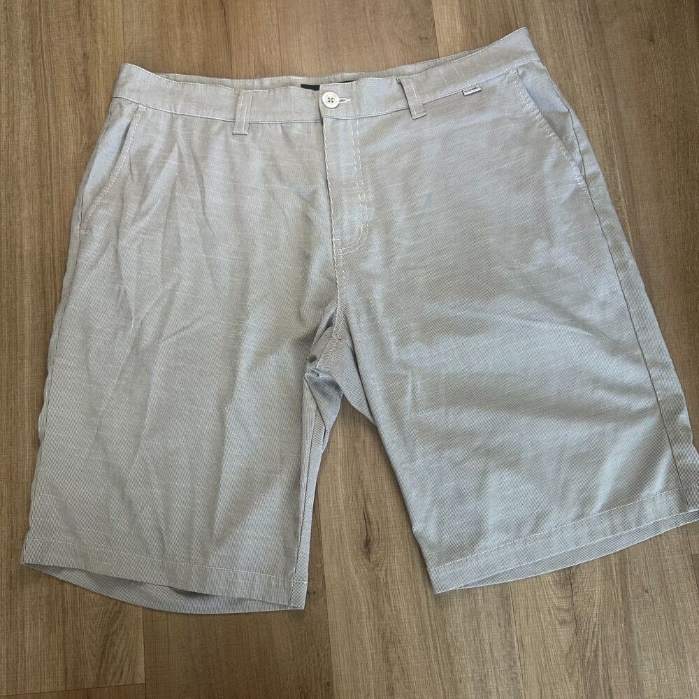 Travis Mathew Men's Flat Front Shorts White and Gray Micro Stripes Size 38